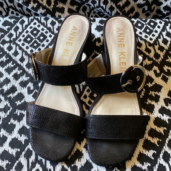 Anne Klein Black Sandal with Side Buckle and iflex sole.- Size 8M. 2.5 inch heel - Picture 1 of 7